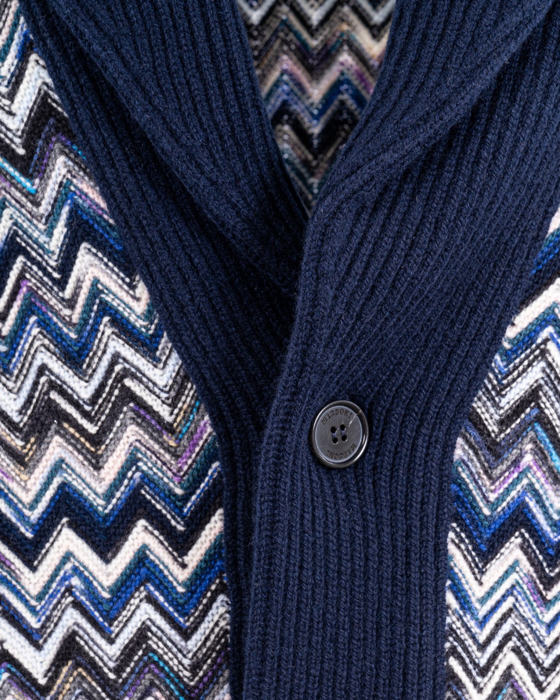 shop MISSONI Saldi Cardigan: Missoni cardigan in misto cotone e lana con macro zig zag.
Cardigan con bottoni.
Colletto sciallato.
Motivo zig zag.
Multi-filato.
Profili a coste.
Composizione: 100% Lana.
Made in Italy.. US24WM0E BC004O-S72G9 number 2187678